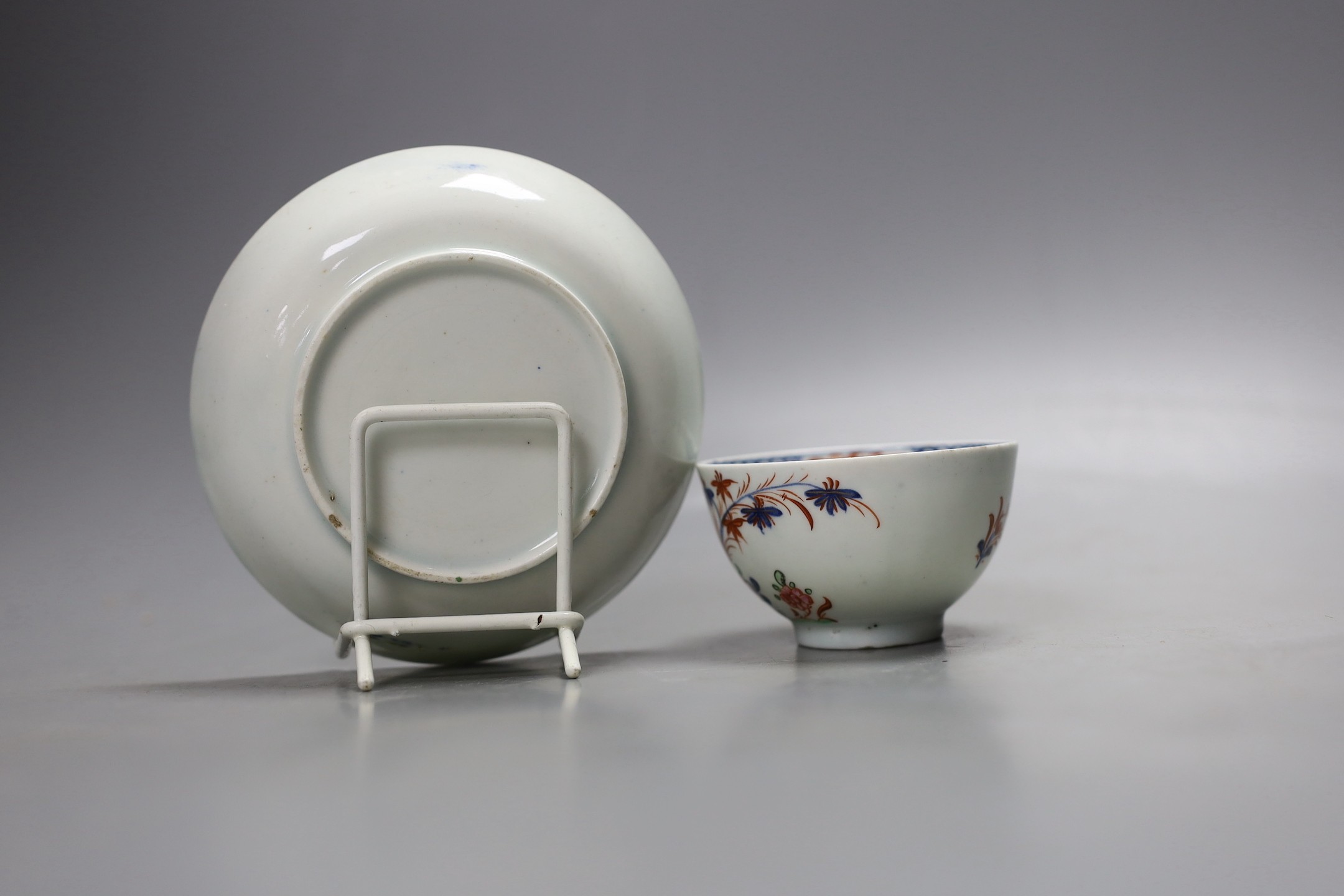 A good Lowestoft Redgrave style oriental design teabowl and saucer c. 1770-75, teabowl 4.5 cms high.